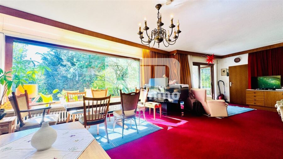Solides Einfamilienhaus mit großzügigem Flächenangebot auf weitläufigem Traumgrundstück - EG Wohn / Esszimmer / Zugang Balkon